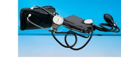 farmacare sfigmomanometro aneroide ad alta precisione con fonendoscopio bracciale con chiusura in velcro cuscinetto in gomma soffieria completa di valvola farmacare