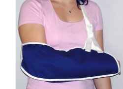 farmacare reggibraccio semplice misura media consente limmobilizzazione in posizione corretta del braccio nei casi di slogature traumi ed ingessature con imbottitura per appoggio mano farmacare