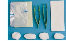farmacare set per medicazione medium contenente pinza ad anelli pinza anatomica 4 tamponi sacchetto di carta per residui telo impermeabileassorbente 2 guanti in lattice farmacare